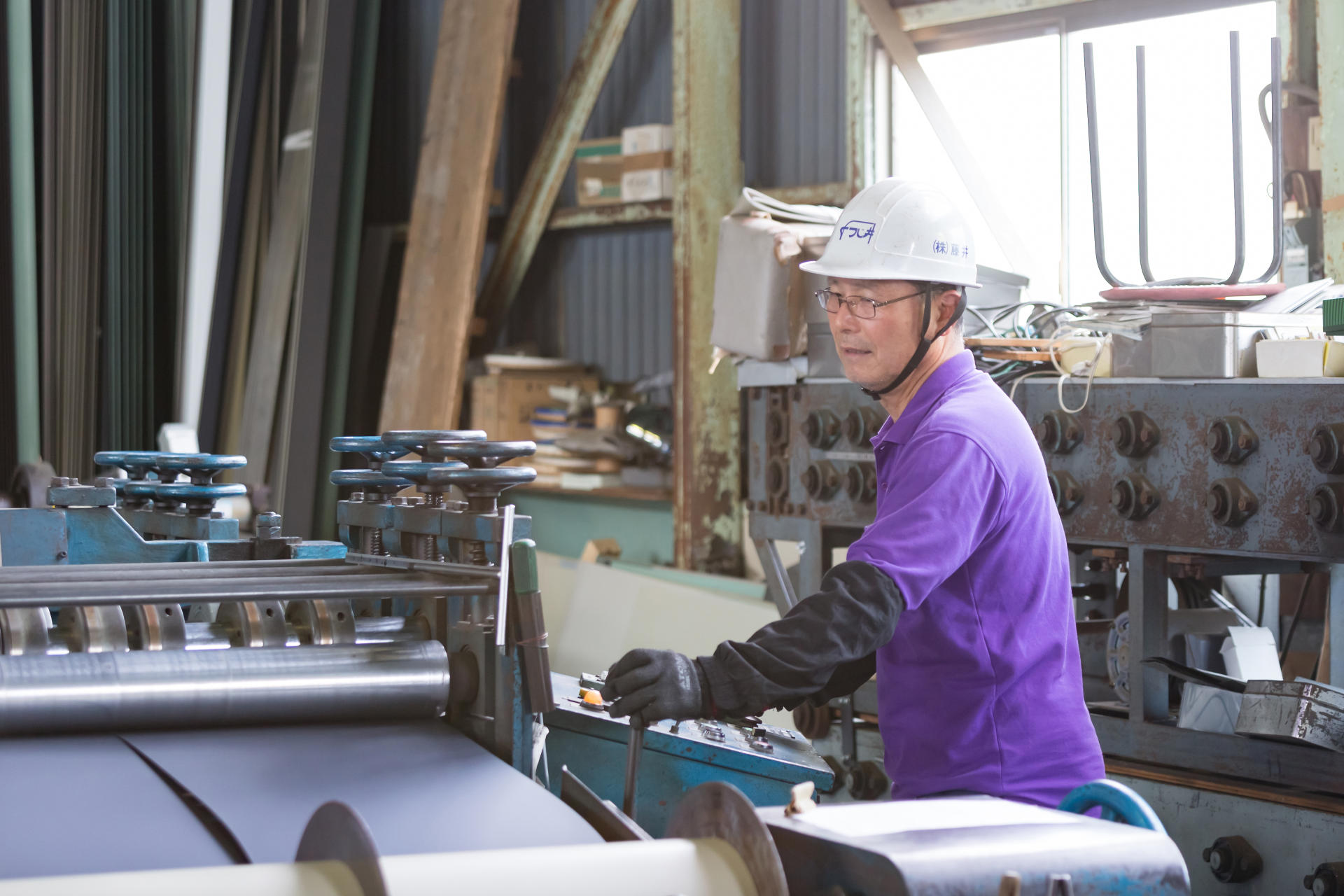 作業中の鈑金職人